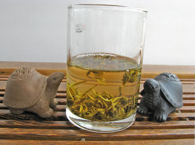 Жасминовый чай Jasmine dragon<br />Год сбора - 2011.<br />Вес - 100 грамм.<br />Производитель: Yunnan China<br />Стоимость - 350 рублей