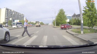 пешеход (видимо с чувством юмора) предлагает водителю тойоты не останавливаться