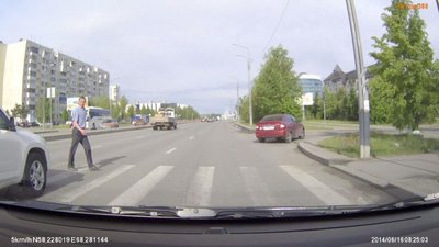 тойота чуть не стукнула пешехода - остановился резко в последний момент; слепой что-ли