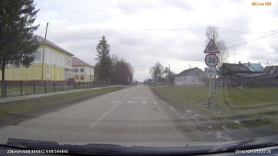 слева бело-желтое П-образное здание - школа....