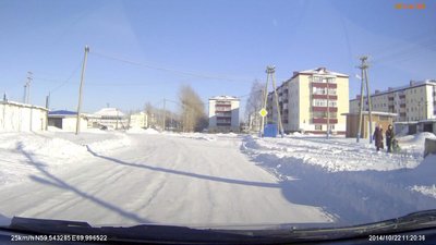 снега в Демьянке (не смотря на разницу в 220км) также, но холоднее - люди уже в шубах и унтах ходят....