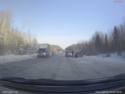 Хёндай зацепил обочину объезжая ямы в районе Ингаира...
