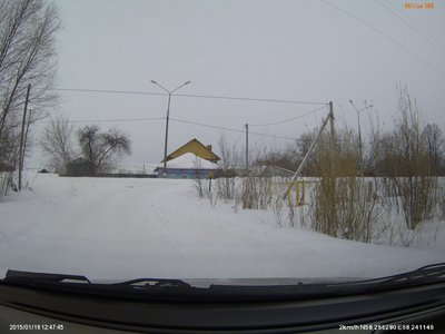 На месте этого дома когда-то был полностью деревянный клуб (который потом сгорел), ходил туда в детстве с родителями на фильмы. Было интересно: сидишь на деревянном стуле, смотришь кино, а сзади слышен шум проектора и шелест видеоплёнки