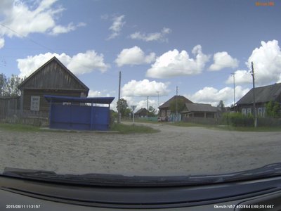 центральный перекрёсток с автобусной остановкой и (позади за кадром) Администрацией посёлка