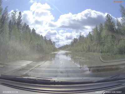 примерно на 2м км от федералки в п.Демьянка болотная вода стоит на асфальте. Местные власти видимо ждут, когда дорогу подмоет и кто-нибудь провалиться