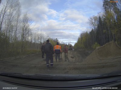 мне как всегда везёт: за пару км до посёлка перекладывали плиты - пришлось стоять минут 30-40