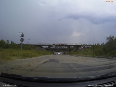 ЛэндКрузеру вода до фар почти достала - пришлось ждать почти полчаса до спада воды, так как мой автомобиль ниже Крузака