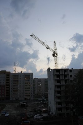 Работают строители днем и ночью